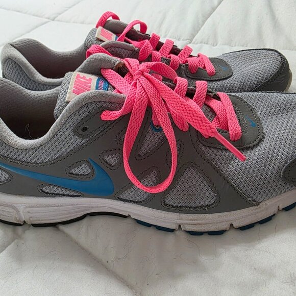 Nike Women’s Revolution 2 Athletic Shoes Size 9 Gray with Pink Laces - Picture 9 of 10
